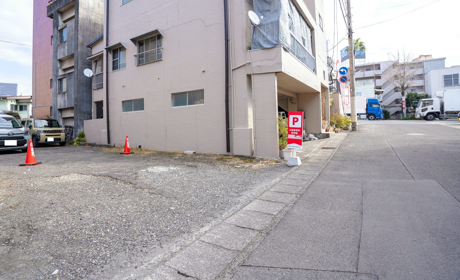 鹿児島店の駐車場案内(Pあり・20m先)